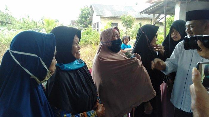 Warga Sungai Loban Ini Menangis Bahagia Bertemu Zairullah Azhar, Doakan Jadi Bupati Tanahbumbu