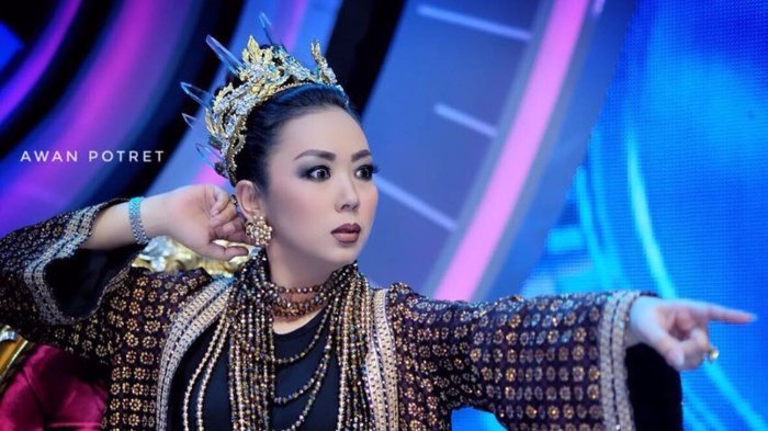 Soimah Pamer Kemampuan Bisa Masak, Tapi Bikin Ngakak karena Pakai Helm, “Masak Dulu Gaes”