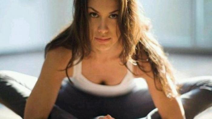 Heboh! Foto-foto Seksi Sophia Latjuba Saat Lakukan Yoga Beredar di Medsos