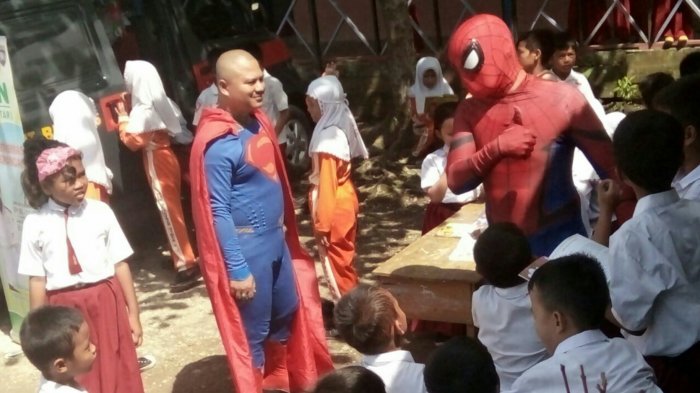 Wow! Spiderman dan Superman Muncul di SD Berangas Timur 2, Pelajar Diajaknya Ini