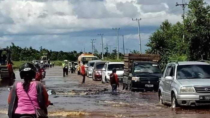Satgas Atur Lalulintas Jalan Bukit Rawi Sambil Sosialisasi Protokol Covid-19