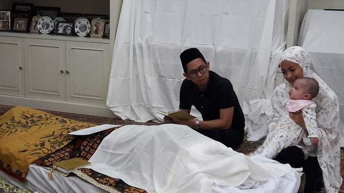 Seperti Bisa Merasakan! Bayi Ririn Ekawati Menangis Saat Didekatkan ke Jenazah Ayahnya