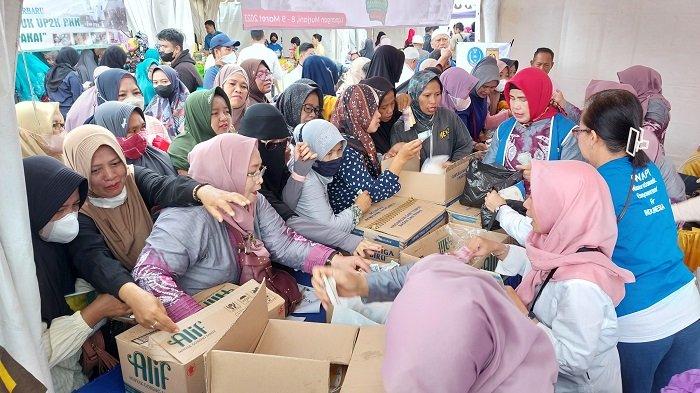 Pasar Murah Banjarbaru Padat Pengunjung, Warga Sebut Harga Sembako Lebih Murah dari Pasaran
