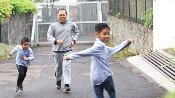 Sebelum Nyoblos, Calon Gubernur Sudrajat Jogging Dulu Bareng Cucu, Lihat Aksinya