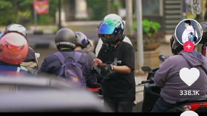 Viral di TikTok Pengendara Moge Bagi-bagi Uang Saat Lampu Merah, Setiap Orang Dikasih Rp 100.000