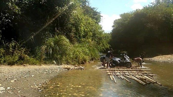 Bertualang ke Gunung Mawar, Ada Spot Bamboo Rafting di Kaki Gunung Mawar