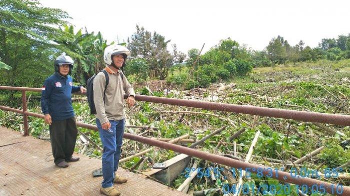 Sungai Masta di Desa Gadung Penuh Sampah Ranting Pohon, Kasi Trantib Bakarangan Khawatir Meluap