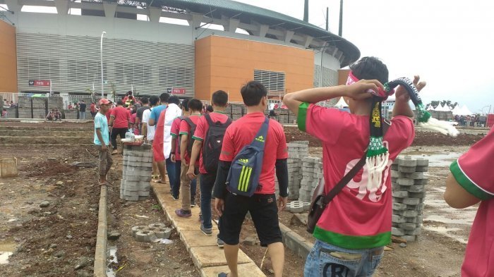 Pendukung Timnas Indonesia Mulai Berdatangan ke Stadion Pakansari Sejak Pagi