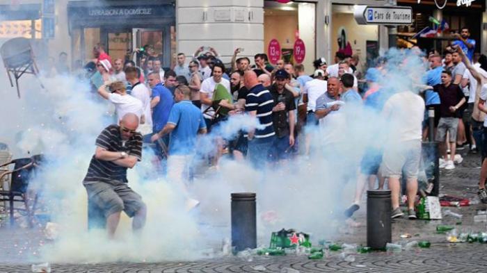 Suporter Inggris Kembali Berulah: Rusuh di Bar, Lempari Polisi dengan Botol Bir