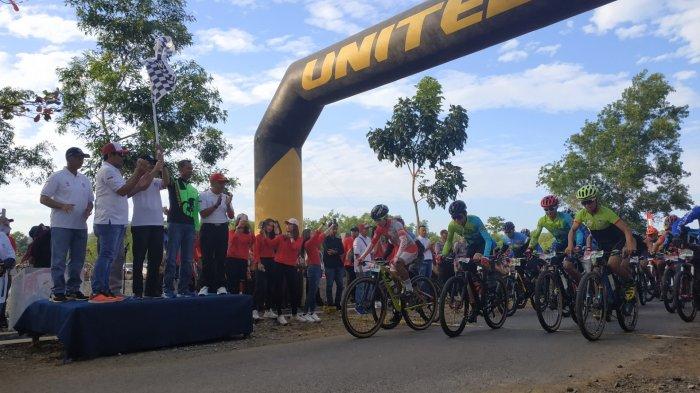 Gelar Event Balap Sepeda, Polres Tanahlaut Suguhkan Wisata Air Terjun Bajuin pada Peserta