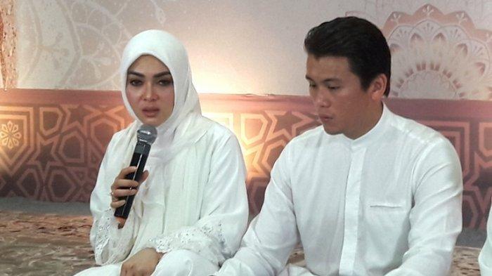 Keganjilan Shalat Keluarga Syahrini Saat di Jepang Disorot, Ini Penjelasan Boleh Salat Pakai Sepatu?