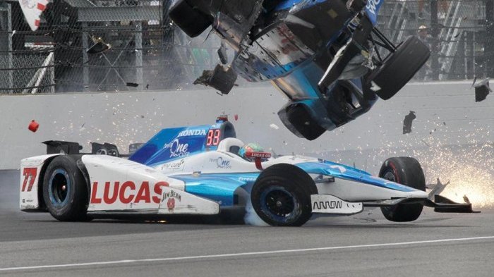 Lihat Cuplikan Video Tabrakan Mobil Formula yang Mengerikan