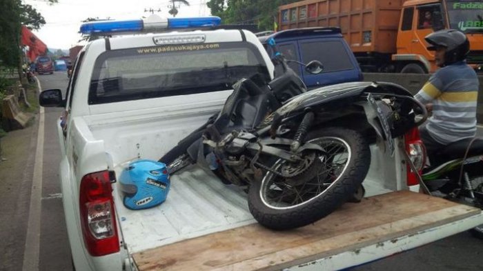Kendarai Motor Sambil Merokok, Buruh Pabrik Tewas Terlindas Truk