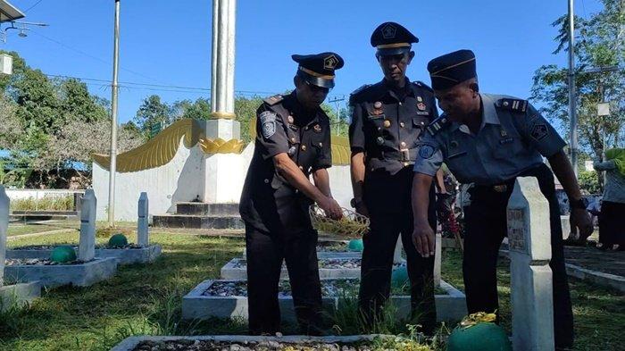 Tabur Bunga Ke Makam Pahlawan. Karutan Barabai Ajak Seluruh Pegawai Teladani Sifat Pejuang