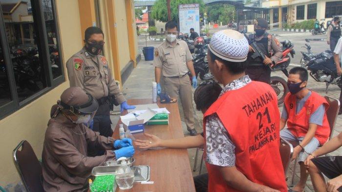 Pelimpahan Tahanan Polresta Palangkaraya ke Kejaksaan Melalui Pemeriksaan Rapid Test Covid-19