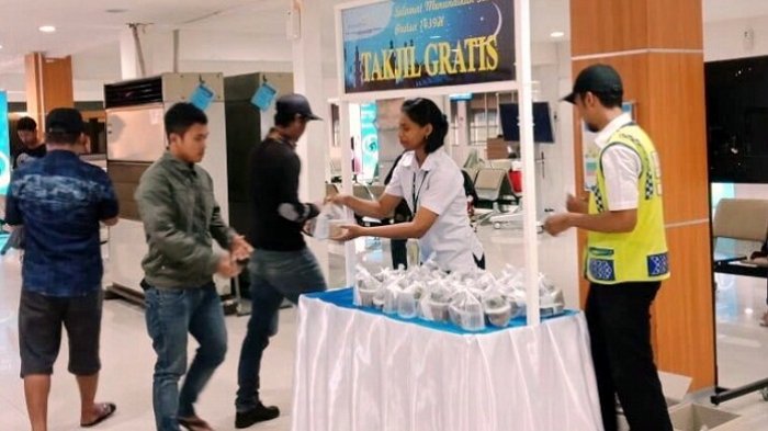 Semarak Ramadan di Bandara Syamsudin Noor, Tiap Hari Bagi Takjil Gratis bagi Penumpang