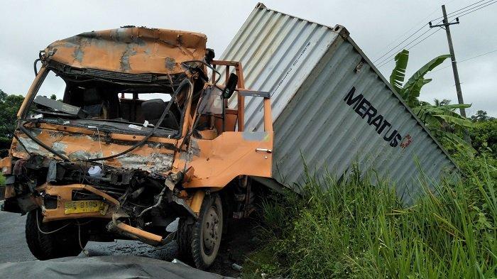 Tabrak Sesama Truk Fuso di Lingkar Selatan Banjarbaru, Sopir Terjepit di Kabin