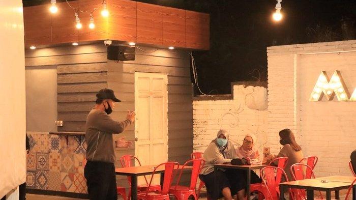 Sosialisasi Perwali, Polisi Patroli Malam Datangi Tempat Nongkrong dan Kafe di Banjarmasin