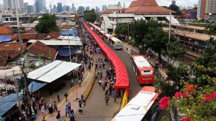 Pengusaha Ekspedisi di Tanah Abang Menjerit karena Kebijakan Baru Anies Baswedan
