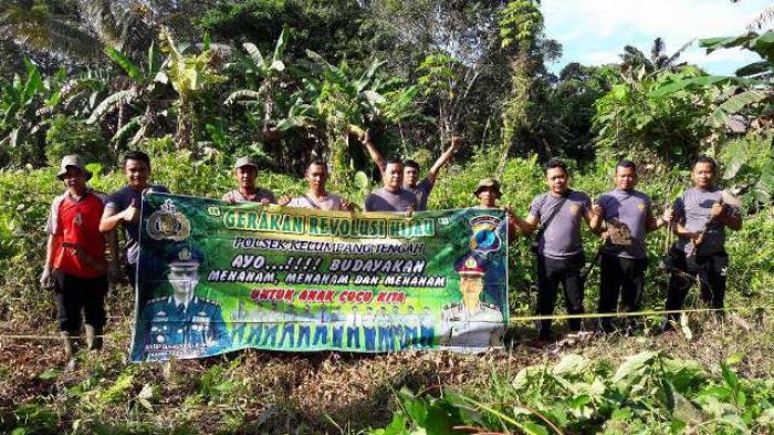 Para Polisi Ini Tanam Pohon untuk Antisipasi Longsor