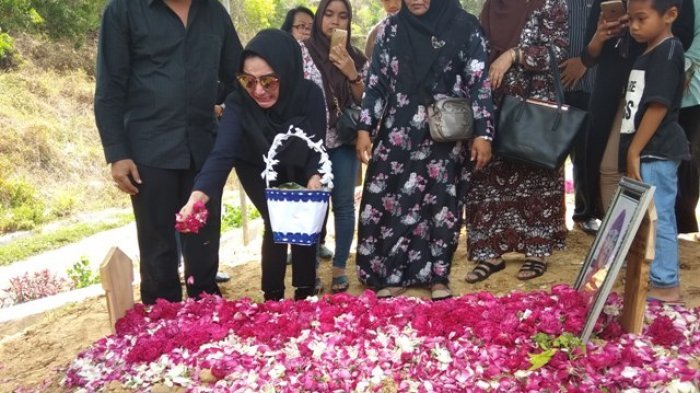 Tangis Kesedihan Roro Fitria di Makam Ibunda, Peluk Pusara Ibu,