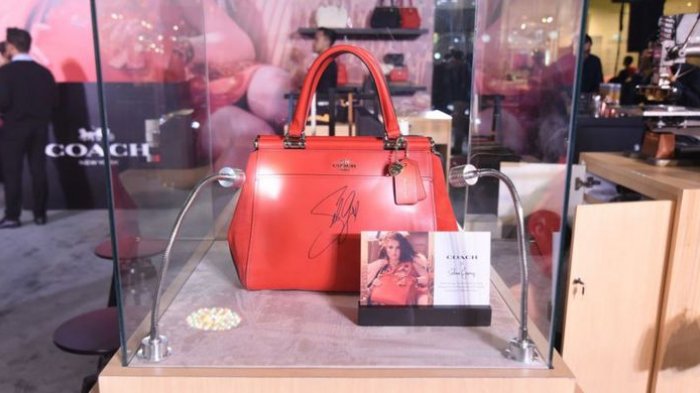Buruan Beli! Tas Coach Rancangan Selena Gomez Sekarang Tersedia di Indonesia
