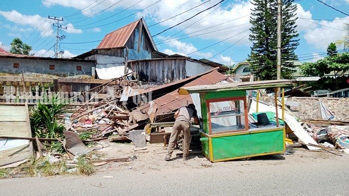Petugas Satpol PP Kabupaten Banjar Bongkar Warung, Penjual Es Kelapa Muda Ini Kebingungan