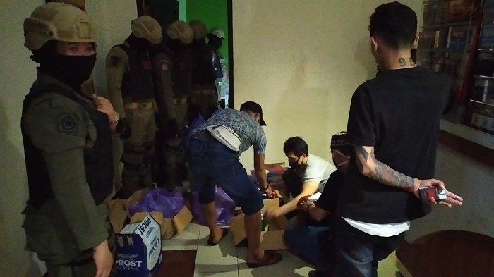 Giat Patroli Malam PSBB, Petugas Gabungan Temukan Ratusan Miras di Kafe Ini