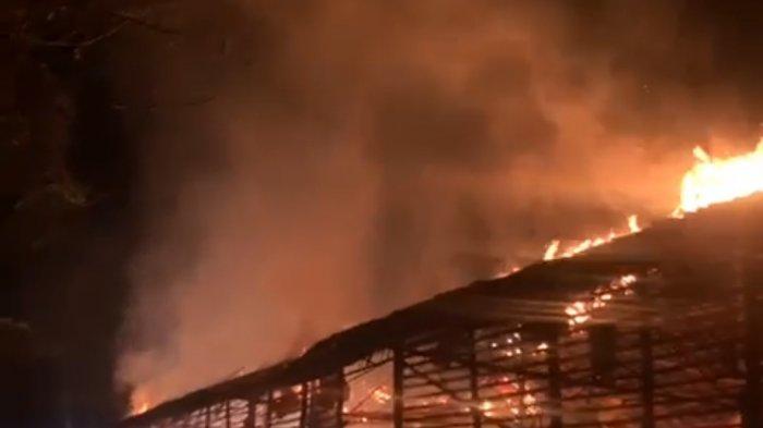 Kebakaran di Kalsel - Api Lumat Kandang Ayam di Desa Tayur HSU Dinihari Idulfitri