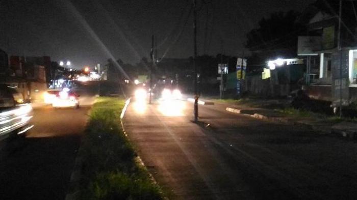 Hah, di Tangerang Selatan Tiang Listrik Menancap di Tengah Jalan