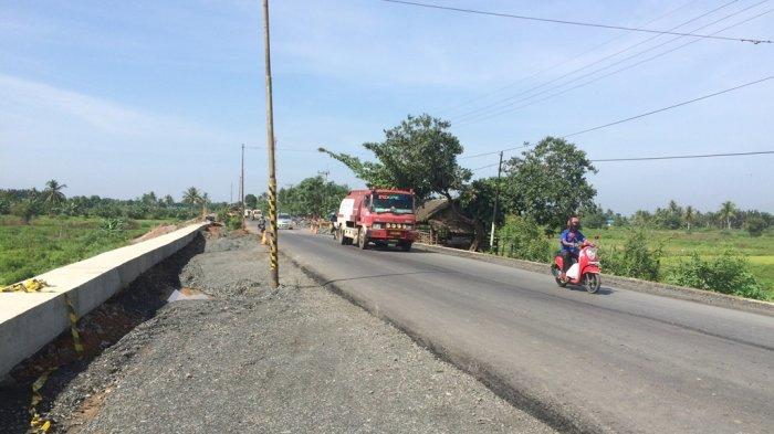 Pengguna Jalan Khawatirkan Lima Tiang Listrik yang Menjorok ke Badan Jalan A Yani Astambul