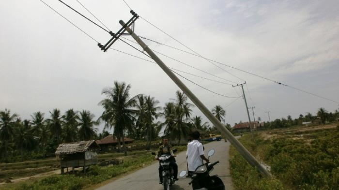 Warga Jalan Nusa Indah Kapuas Khawatir Tiang Listrik Roboh, Tapi Tak Ada Tanggapan PLN