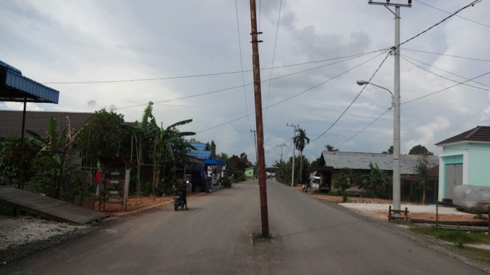 Lima Tiang Listrik Masih Berdiri di Tengah Jalan, Warga Tatah Bangkal Luar Protes