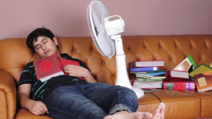 Sering Tidur Sambil Nyalakan Kipas Angin, Ini Bahayanya