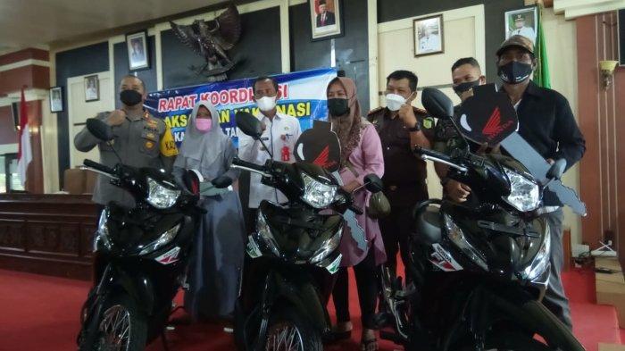 Sepeda Motor Doorprize Utama Vaksin di Tala Diserahkan, Begini Ungkapan Hati Warga yang Beruntung