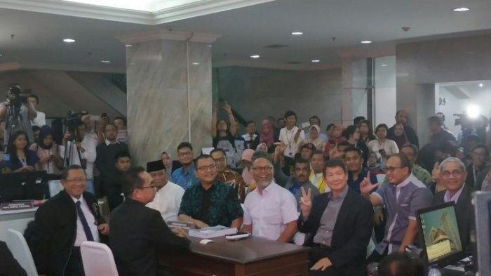 Daftar 51 Bukti yang Dibawa Kubu Prabowo - Sandiaga Uno Saat Daftar Sengketa Pilpres 2019 ke MK