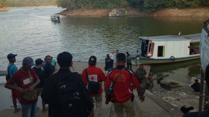 Cari Anggota Polres Banjar Tenggelam di Riam Kanan, Relawan Siapkan Alat Penerangan Malam