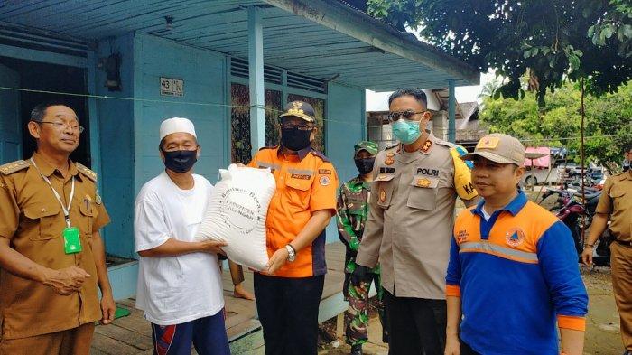 Tim Gugus Tugas Covid 19 Balangan Bagikan Masker Sembako pada Warga Terdampak