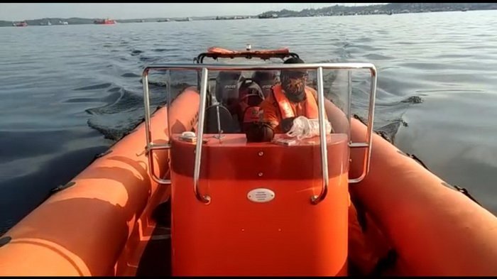 Air di Laut Teluk Balikpapan Masih Hitam, Tim SAR Masih Sulit Cari 3 Korban Hilang