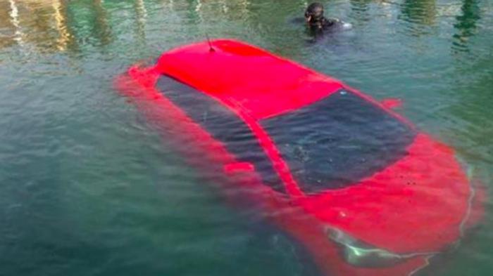 Alamak, Toyota Yaris Nyemplung ke Danau karena Sopir Andalkan GPS