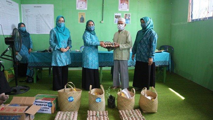 Kunjungi Kuripan, TP PKK Batola Berikan Arahan Penanganan Covid-19