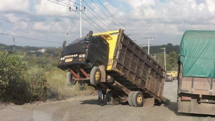 Kelebihan Muatan, Kabin Truk Bermuatan Besi Terangkat di Jalur Alternatif KM 171 Tanahbumbu