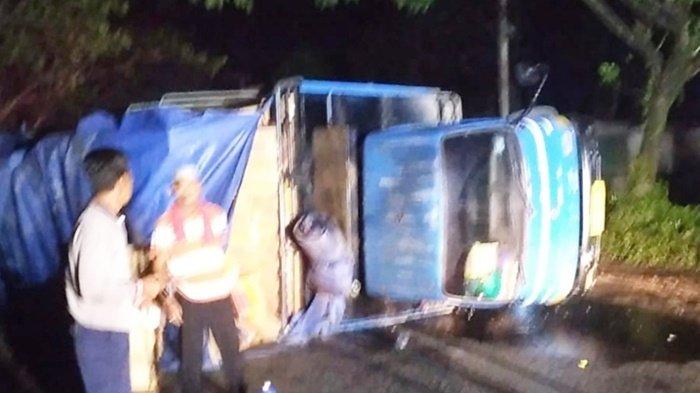 Truk Angkut Mi Instan Terguling di Jalan Trans Kalimantan Pulau Pinang Kabupaten Tapin