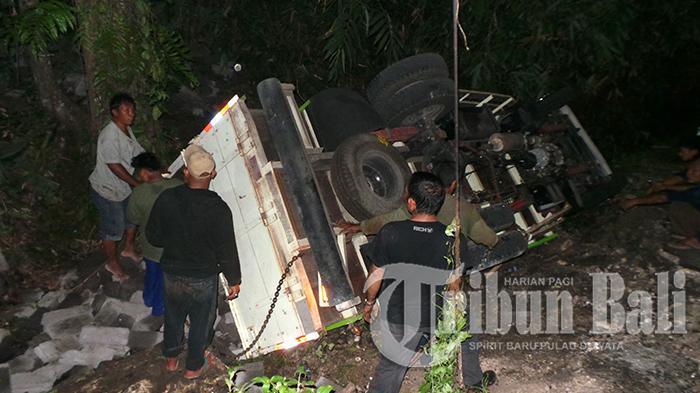 Tragis, Truk Terguling, 2 Wanita Pengangkut Batako Tewas Remuk Tertimbun Batako