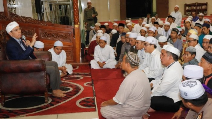 TGB Muhammad Zainul Majdi Berikan Tausiah Usai Salat Subuh di Banjarbaru