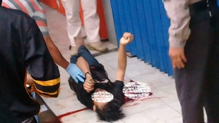 Warga Geger! Iman Ditemukan Tergeletak di Teras Ruko, Sekujur Tubuh Penuh Luka Menganga