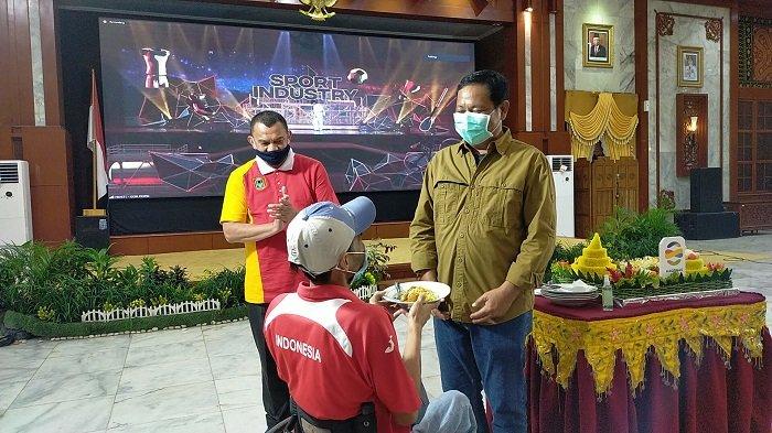 Peringatan Puncak Haornas Berlangsung Virtual, Paman Birin Bagikan Nasi Tumpeng untuk Atlet NPC