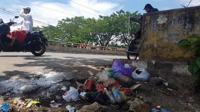 Oprit Jembatan Irigasi di Martapura Kalsel Jadi TPS Liar, Petugas Kebersihan : Sudah Tidak Wajar