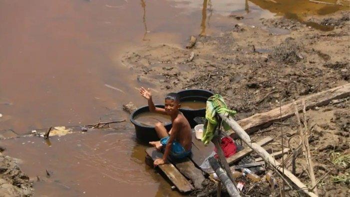 Tak Kunjung Dapat Air Bersih, Warga di  Dua Desa di Kutai Timur Ambil Air Sungai untuk Sehari-hari