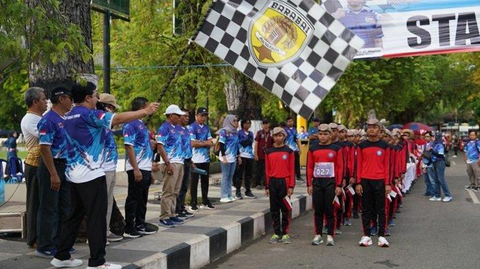 Sambut HUT RI ke-79, Bupati HST Lepas Peserta Lomba Gerak Jalan Antar Pelajar